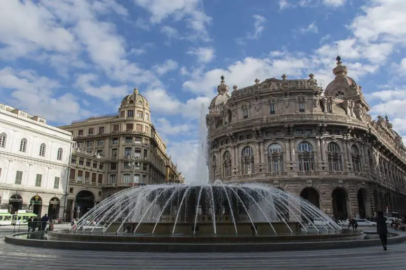 Coronavirus, mascherina obbligatoria nel centro di Genova