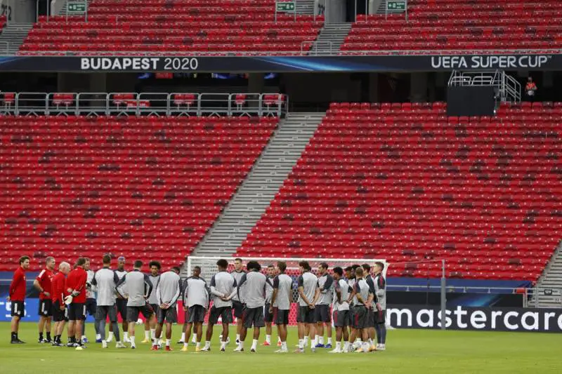Supercoppa della paura a porte aperte. Tutti allo stadio nella Budapest infetta