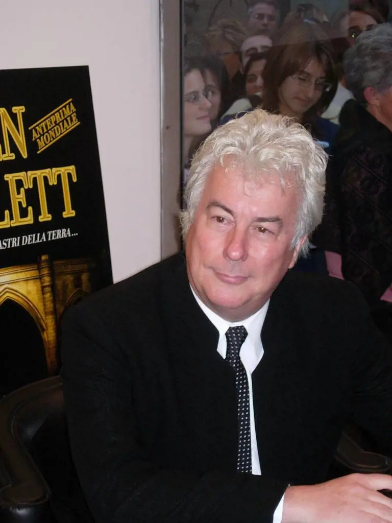 Follett domina "M" insegue con i vampiri