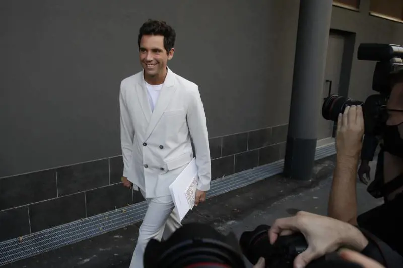 Gli eroi romantici di Valentino. In passerella c'è la vita reale
