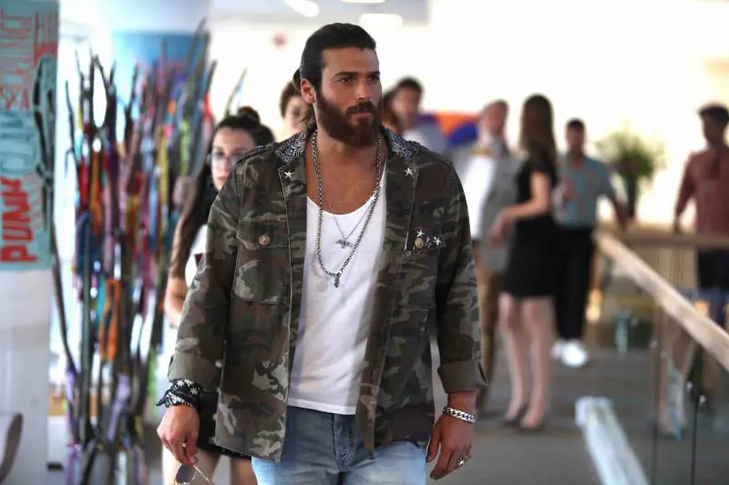 Can Yaman arriva in Italia. Le fan in rivolta per non far cancellare la serie
