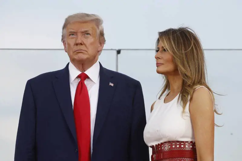 Donald ricoverato all'ospedale militare e Melania positiva "Assistente infetta e lui sapeva tutto"