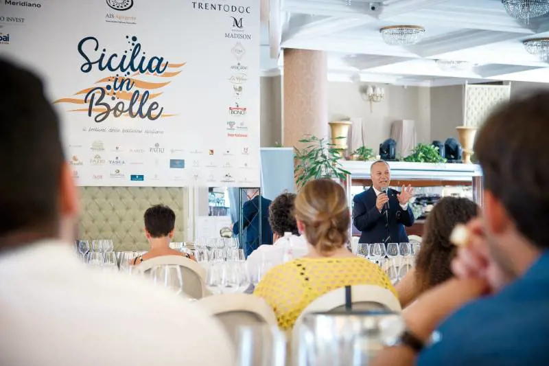 Arancina o arancino? L'importante è berci su uno spumante siciliano!