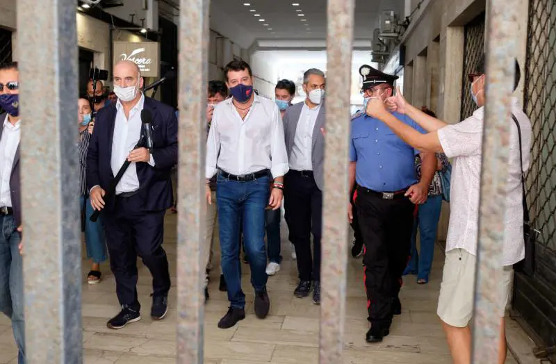 "C'è Salvini: la città è blindata". E il Pd sfila con gli antagonisti