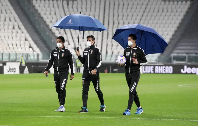 Bianconeri in campo soli. Governo e Cts col Napoli. "La scelta spetta all'Asl"