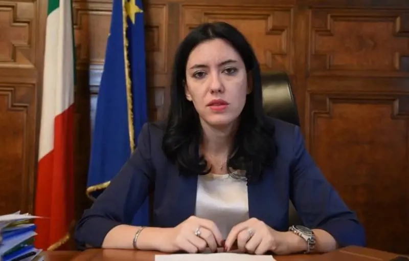 Azzolina: "Sistema sta tenendo". Ma ci sono 1500 studenti contagiati