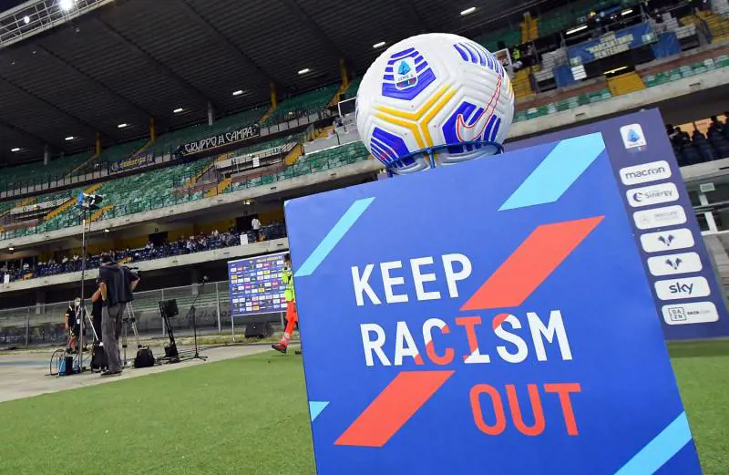 Siluro tedesco fa tremare il calcio "Non ci sono soldi per pagare stipendi dei giocatori"