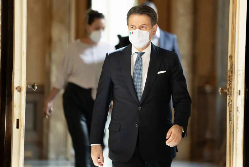 Adesso il Dpcm slitta di nuovo: ma subito obbligo di mascherina