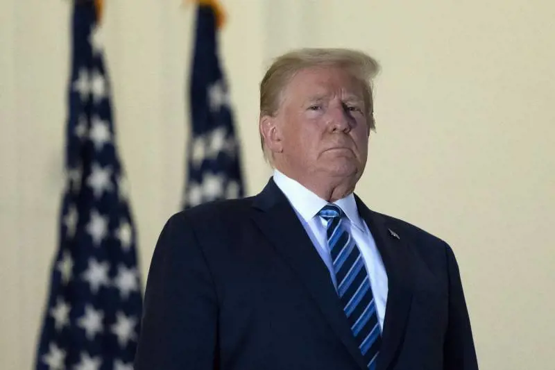 Trump solo contro tutti si sfoga su Twitter. "Biden stupido e pazzo"