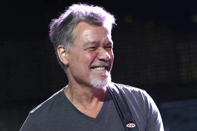 Sei corde nella leggenda. L'ultimo re della chitarra che rivoluzionò il rock