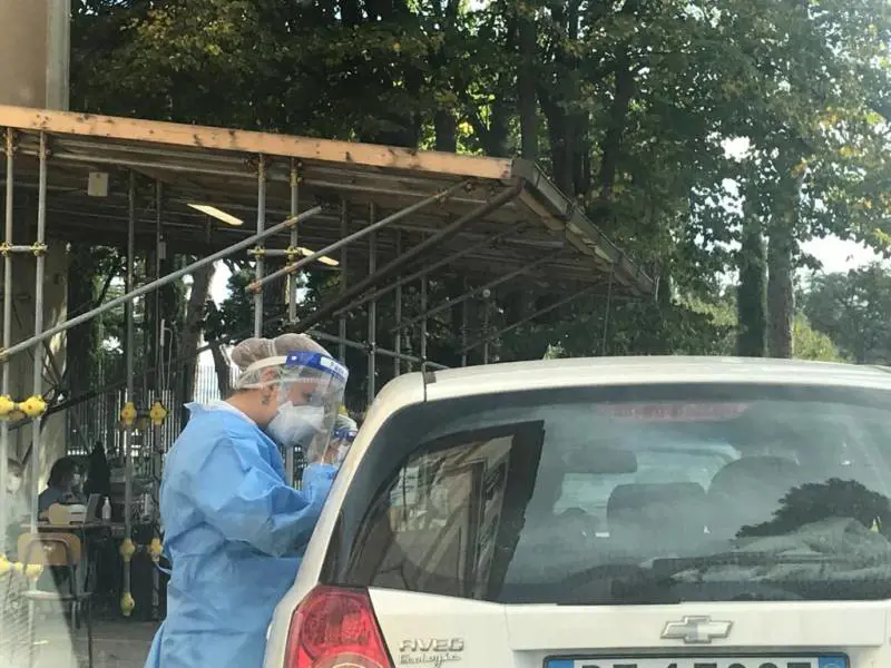 Sei ore di coda per un tampone. Al collasso i "drive-in" di Roma