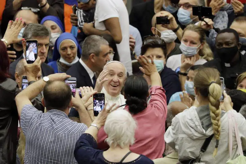 Bergoglio il "trasgressore": all'udienza senza protezioni
