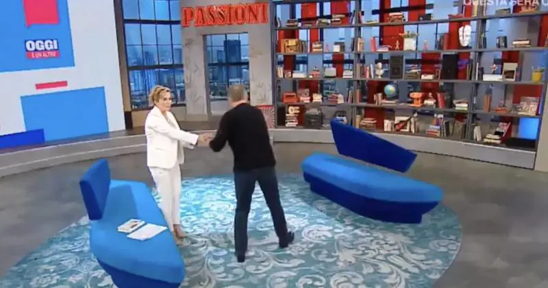 Gaffe di Bonolis che stringe la mano alla Bortone: "Non mi tocco né occhi né bocca"