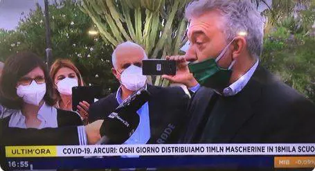Porta la mascherina abbassata. ​Esplode la polemica su Arcuri