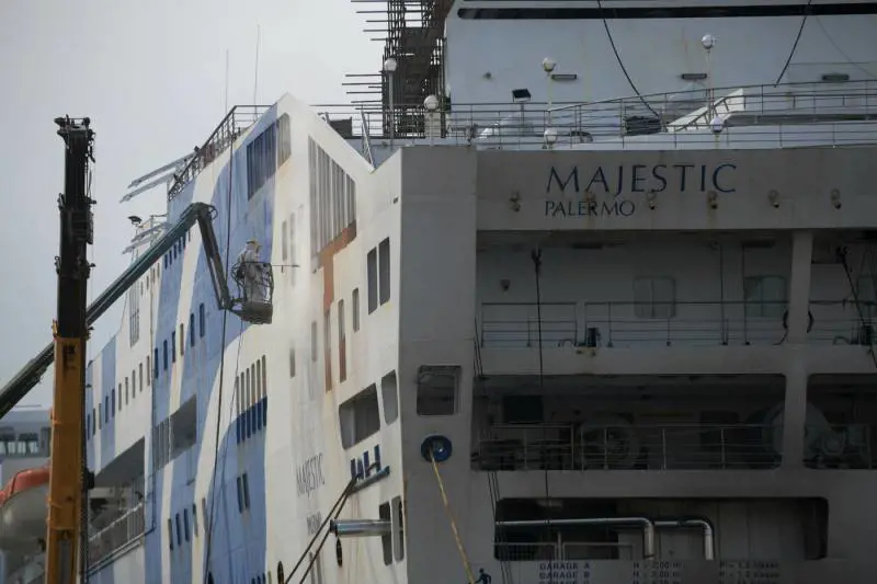 "Presi di notte e messi sulle navi". Ma la sinistra ora tace sui migranti
