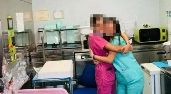 Party in ospedale senza mascherine: nei guai medici e infermieri