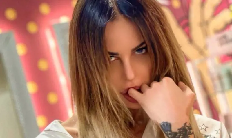 Nina Moric spara a zero contro Corona: "È sposato con una donna di 50 anni"