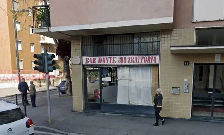 La testata, poi il furto: l'orrore sul 16enne, poi lo straniero devasta un bar