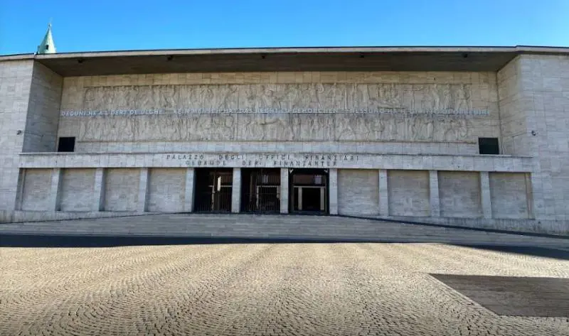 Accoltellò la moglie: torna in libertà per scadenza dei termini
