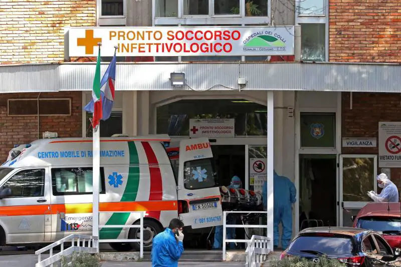 Coronavirus, De Luca chiude la Campania. Ed è scontro con la Azzolina