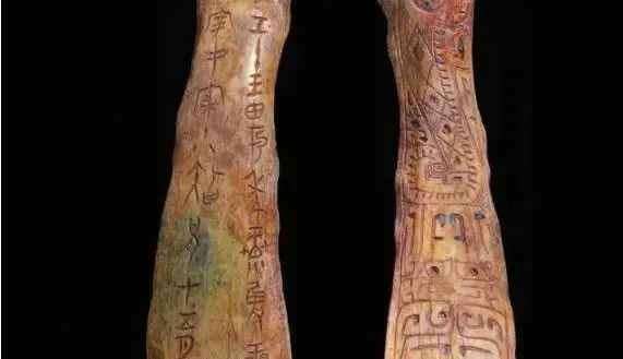 Osso intarsiato di turchesi ritrovato tra le rovine Yin Xu e la scrittura oracolare