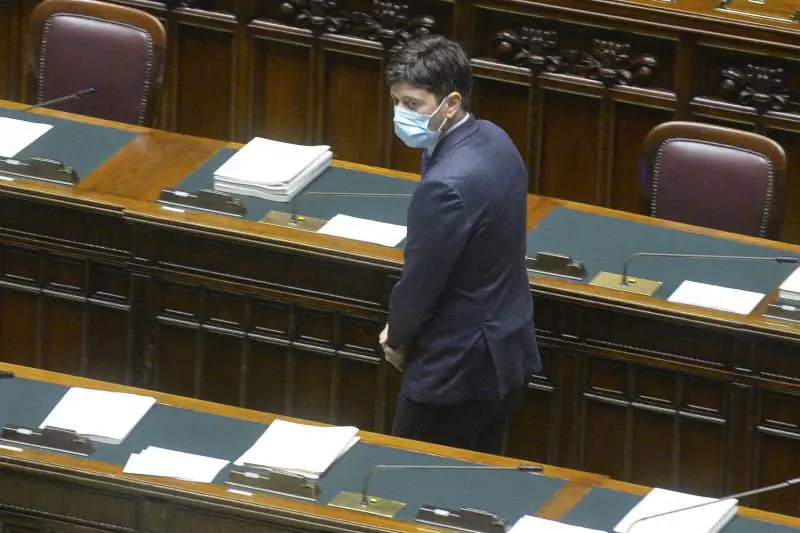 "Verso lo smart working al 70%". Speranza evoca lo spettro di nuove chiusure