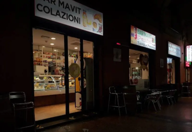 Il bar chiude alle 24... ma riapre un'ora dopo. Così aggirano il Dpcm