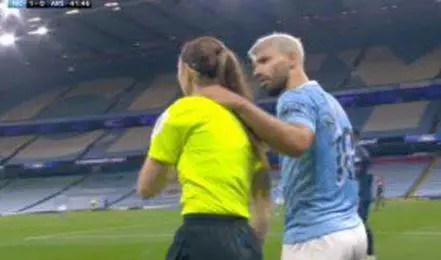 Quel gesto che indigna il calcio (e che svela un mare d'ipocrisia)