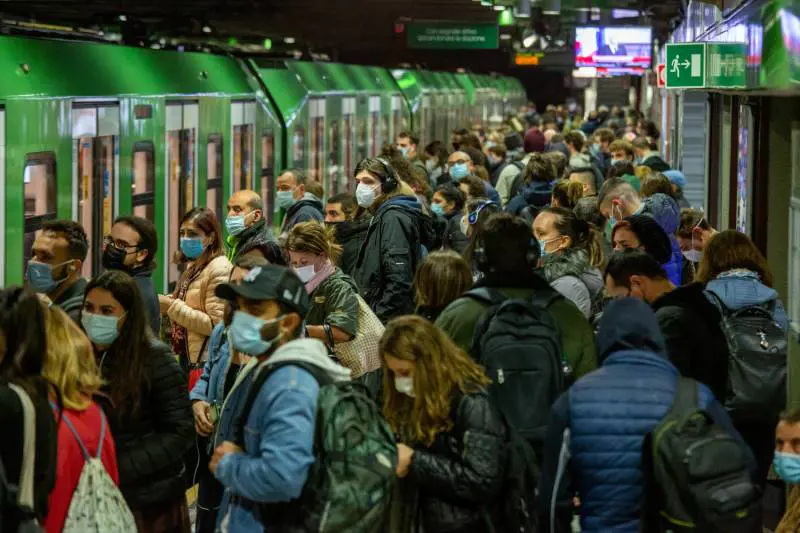 Bar vuoti alle 18, ma i mezzi sono affollati