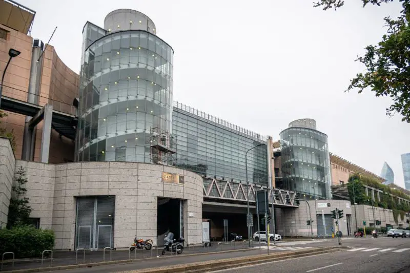 Salgono i contagi, la Lombardia riapre l'ospedale in Fiera a Milano