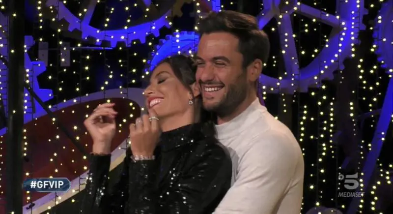 "Sono single, non posso guardare un c...?". Pretelli provoca la Gregoraci