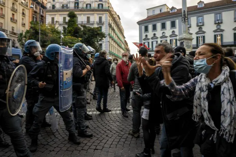Estremisti e malavita: i focolai della violenza che incendiano la crisi