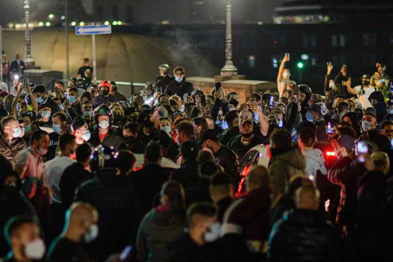 Napoli, altra manifestazione contro chiusure: centinaia di persone in strada