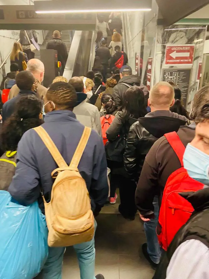 Ressa sulla metro a Roma, Salvini: "Poi chiudono palestre e cinema..."