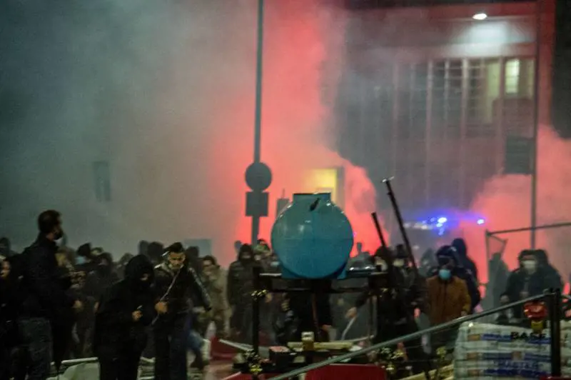 Insulti sui poliziotti per strada: "Io mi faccio il c..., voi fate schifo"