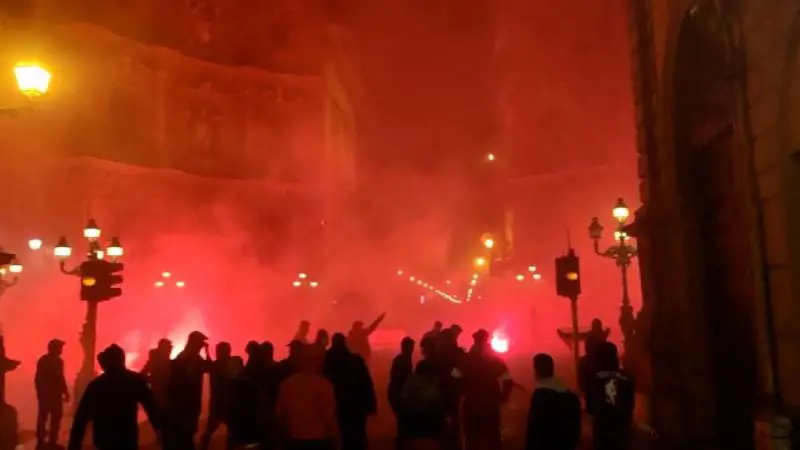 Scoppia il caos pure a Palermo: bombe carta contro la polizia