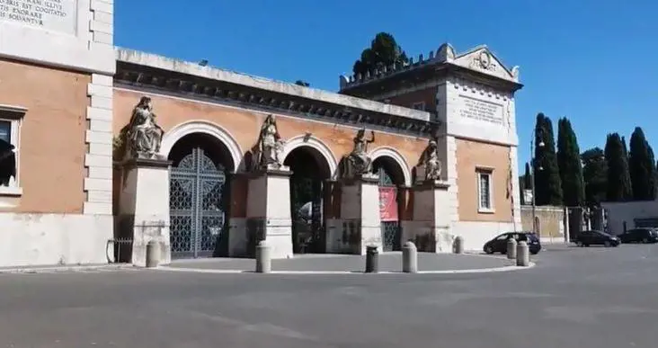 Il "collezionista di morte": rubava foto (e ceneri) dai cimiteri: "schedate" 375 ragazze