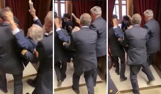 Sgarbi portato di peso fuori dalla Camera: "Lo faccio per tenere allenati i commessi"