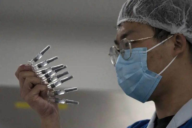 Il governo in ritardo chiama l'esercito: l'ipotesi caserme per stoccare a -80°