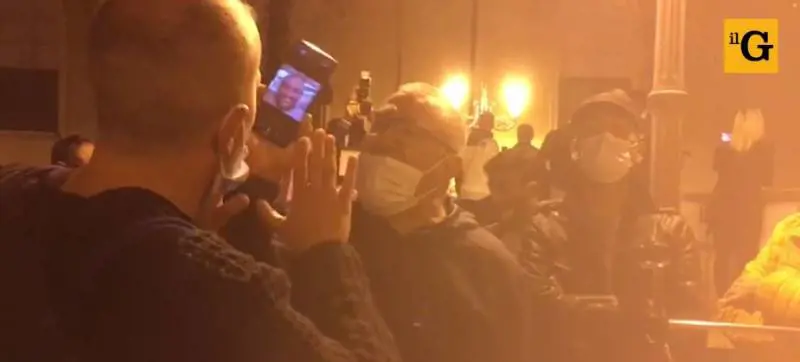 "Ora toglietevi la mascherina" Ma c'è la foto choc: cala il gelo