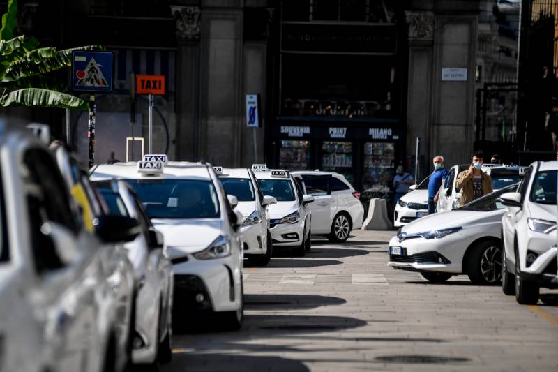 Il governo mette in ginocchio i tassisti: "Così il taxi muore" 9