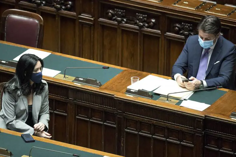 Quel pressing sulla Azzolina per chiudere le elementari