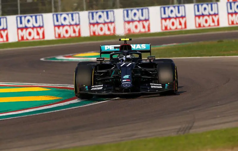 Il maggiordomo Bottas prova a rovinare la festa a Lewis padrone della F1