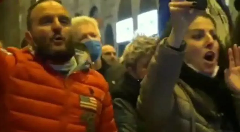 Altro che fascisti contro il Dpcm "Votiamo quei pezzi di m... rossi"