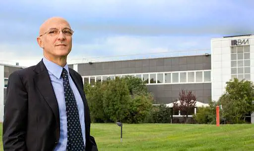 "AstraZeneca pronta con 2 milioni di dosi. L'Italia? Aspetterà..."