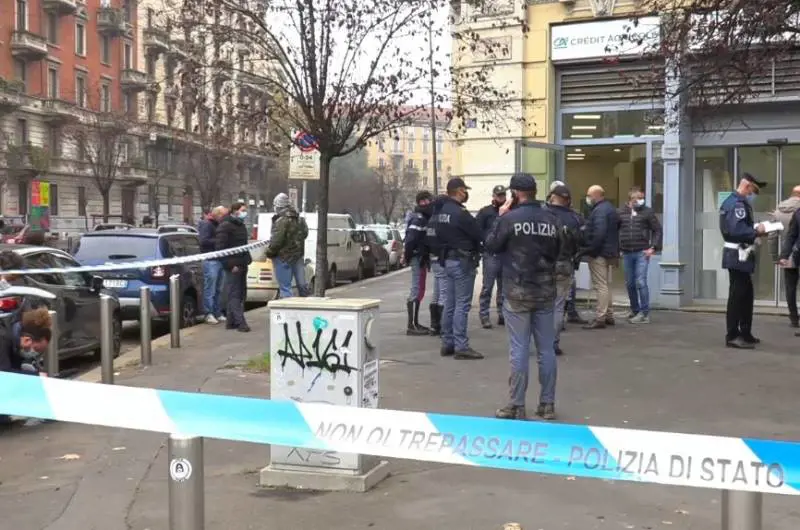 Rapina a mano armata in banca a Milano: la banda fugge dal tunnel