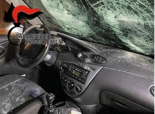 Bloccano auto con due scooter. Poi lo stupro dei nordafricani
