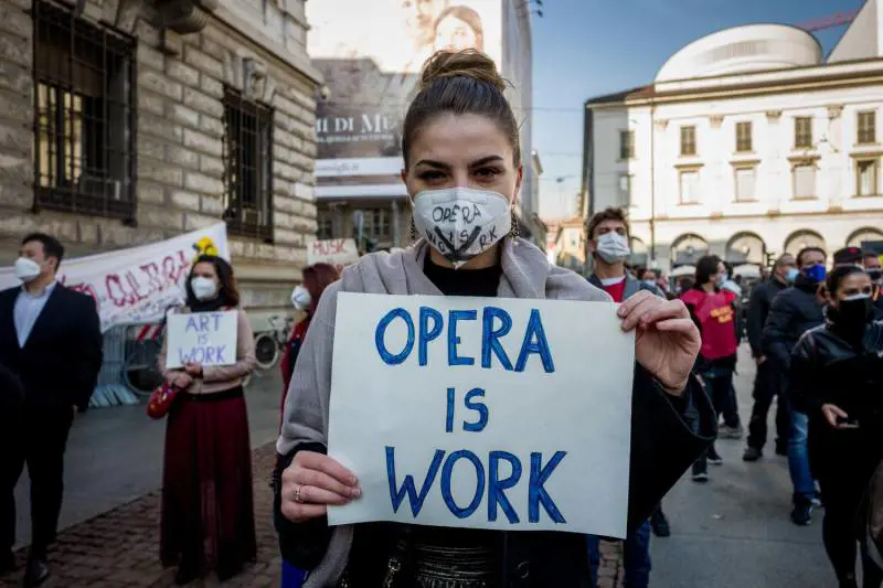Gli orchestrali stupiti e spiazzati: "Ma non spegniamo le luci!"