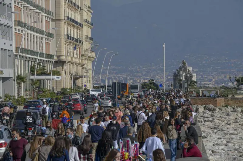 Incubo lockdown, stop assembramenti: contagi sotto la lente fino a domenica. Altre quattro regioni verso la zona rossa