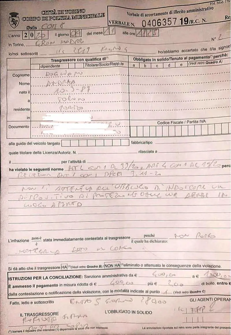 Risponde al cellulare per strada Scatta maxi multa da 400 euro